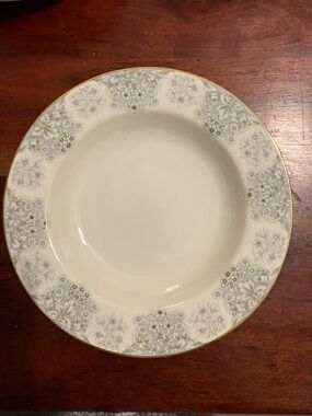Mikasa Ivory China SNOW GARDEN L2823 Rimmed Soup Bowl(s) 8 1/2"